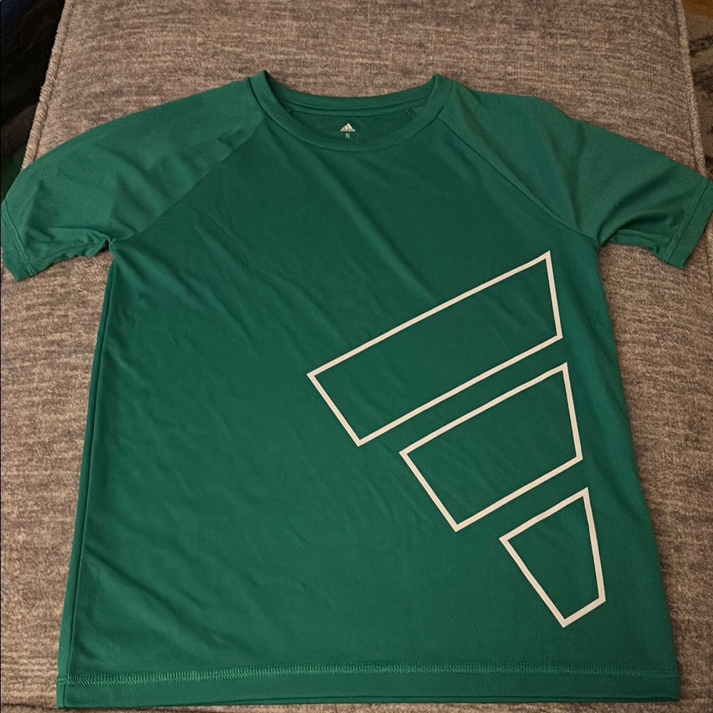 New never worn green jersey material tshirt 🦖⚾️bundle and save!!